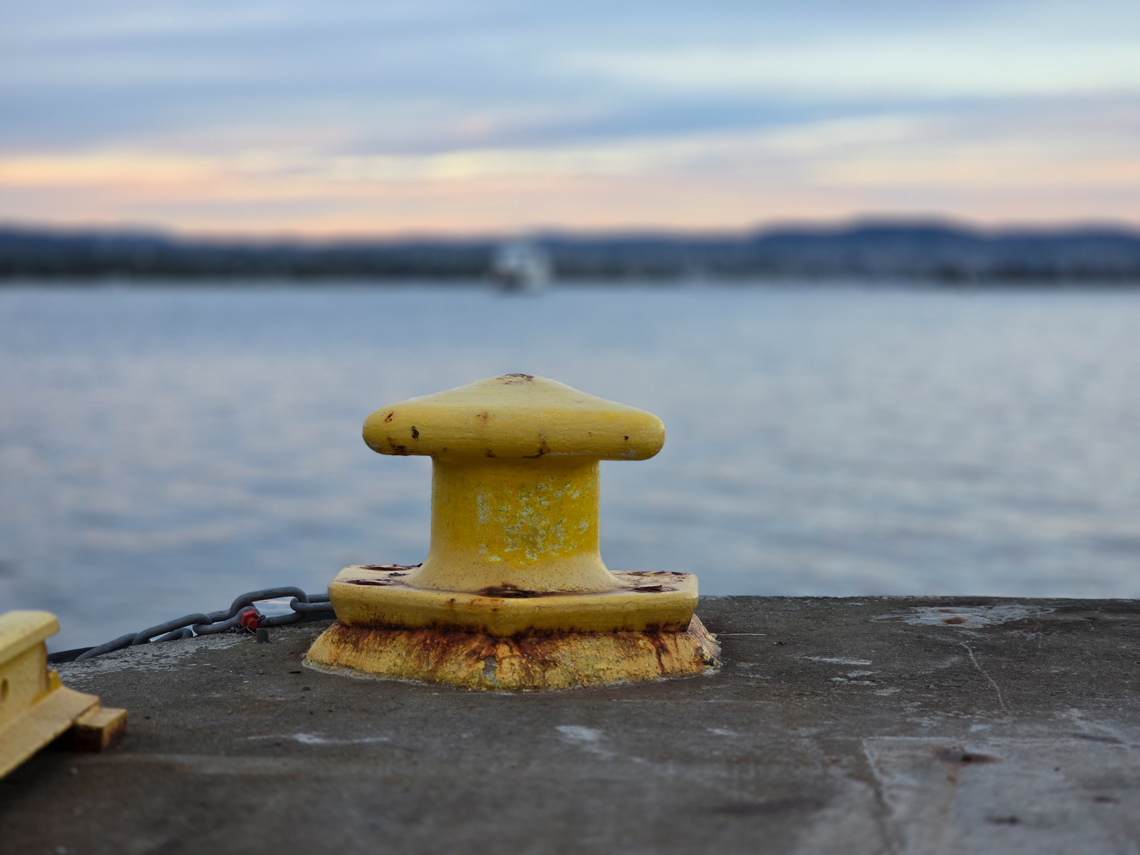 Oslo Aker Brygge – Hafendetail mit Pollern im Sonnenuntergang