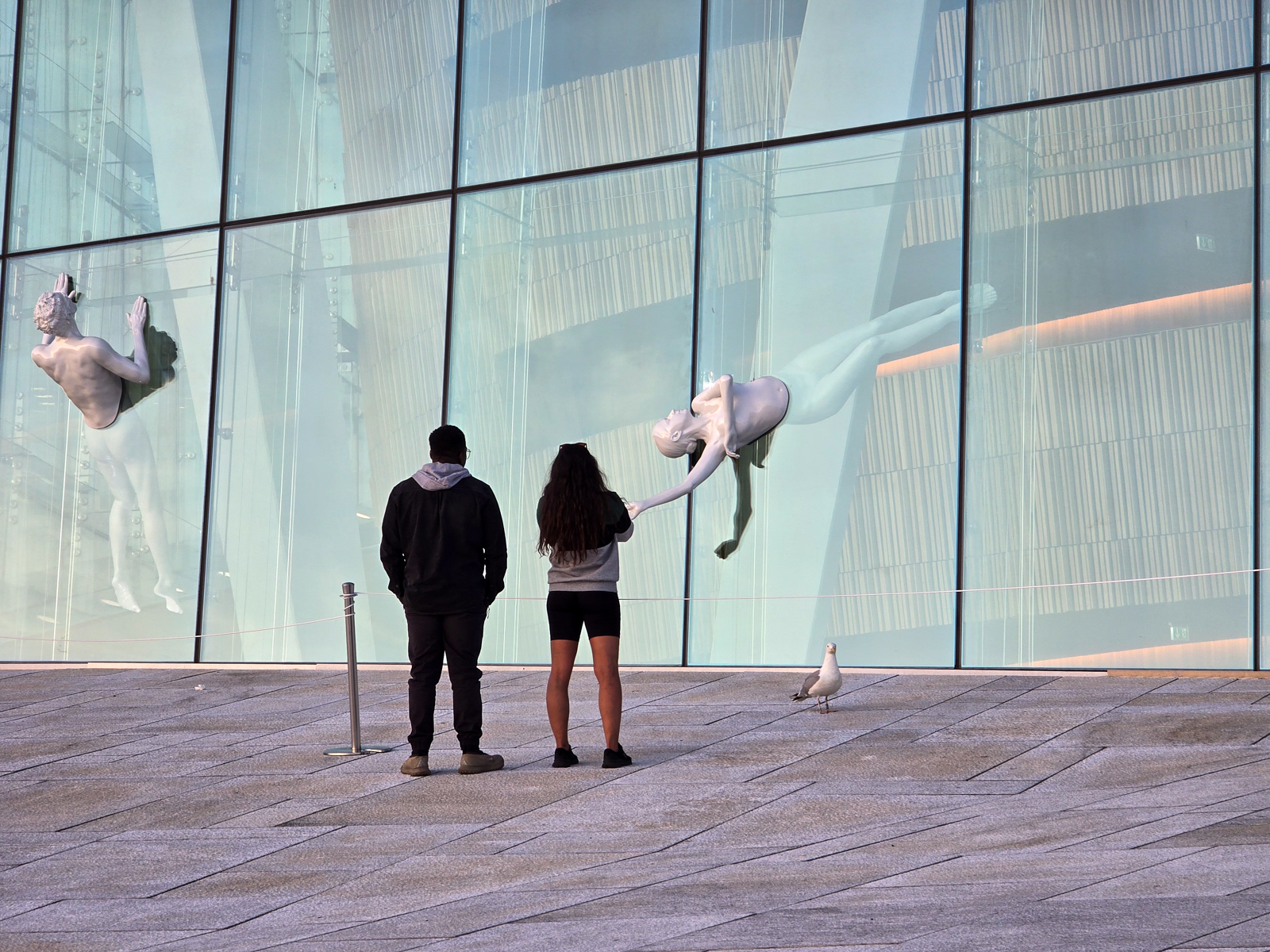 Oslo Oper – Paar betrachtet Skulpturen am Wasser beim Smartphone-Fotokurs