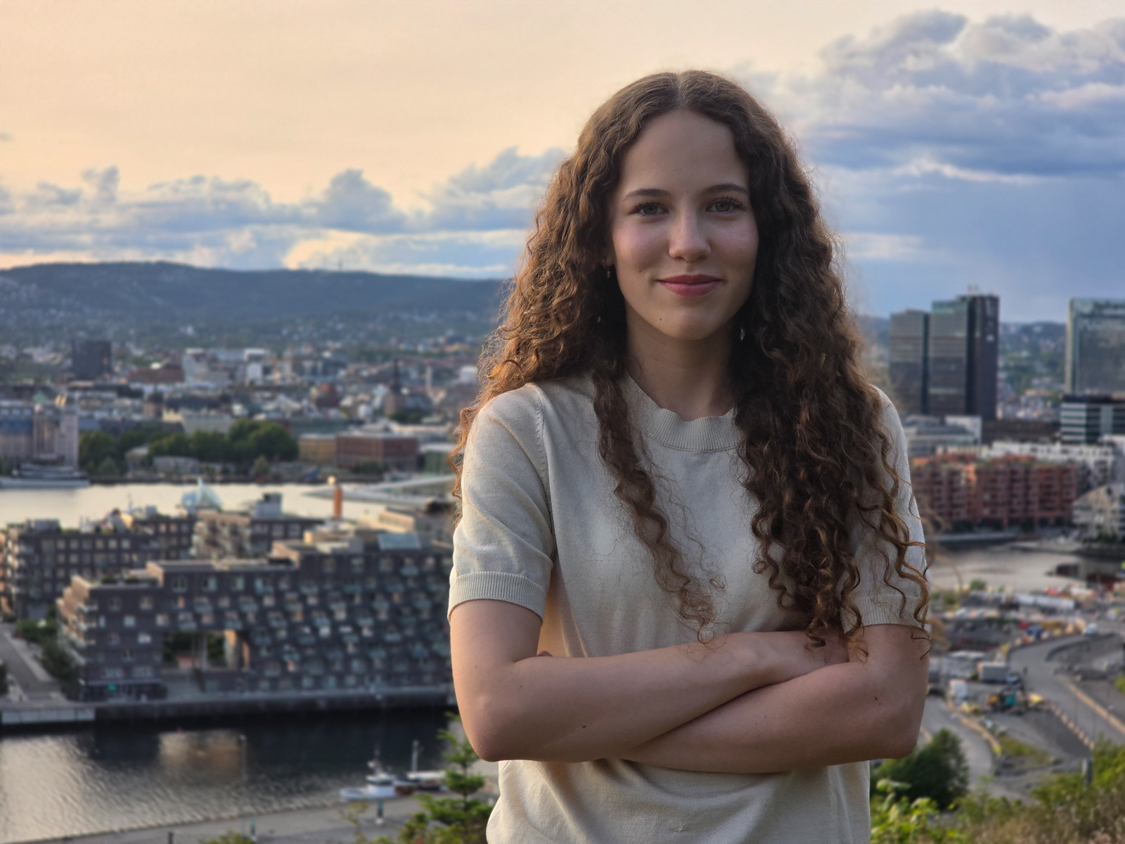 Smartphone-Fotokurs Oslo – Teilnehmerin mit Fjord-Panorama im Hintergrund